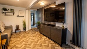 House, 3 Bedrooms | Living room - Peaceful Retreat in Telford With Modern Amenities (Telford)