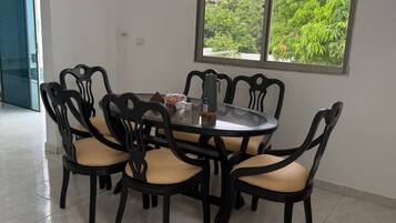Rumah, 4 kamar tidur, Boleh Merokok, kolam renang pribadi | Ruang makan