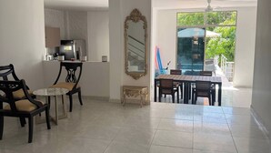 Casa, 4 habitaciones, fumadores, piscina privada | Restauración