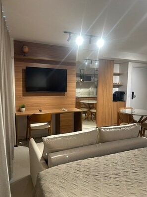 1 bedroom, desk, WiFi, bed sheets - Modern apartment in Rio de Janeiro + swimming pool + rooftop with panoramic views. (Rio de Janeiro)