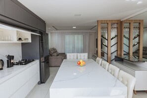 Private kitchen - House with a pool table and a grill—10 minutes from Balneário Camboriú! (Camboriú)