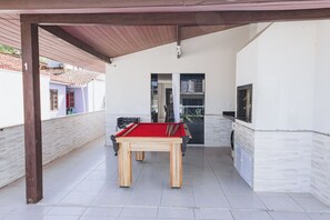 Terrace/patio - House with pool table and barbecue - 10 min from Balneário Camboriú! (Camboriú)