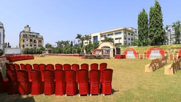 House | Outdoor banquet area
