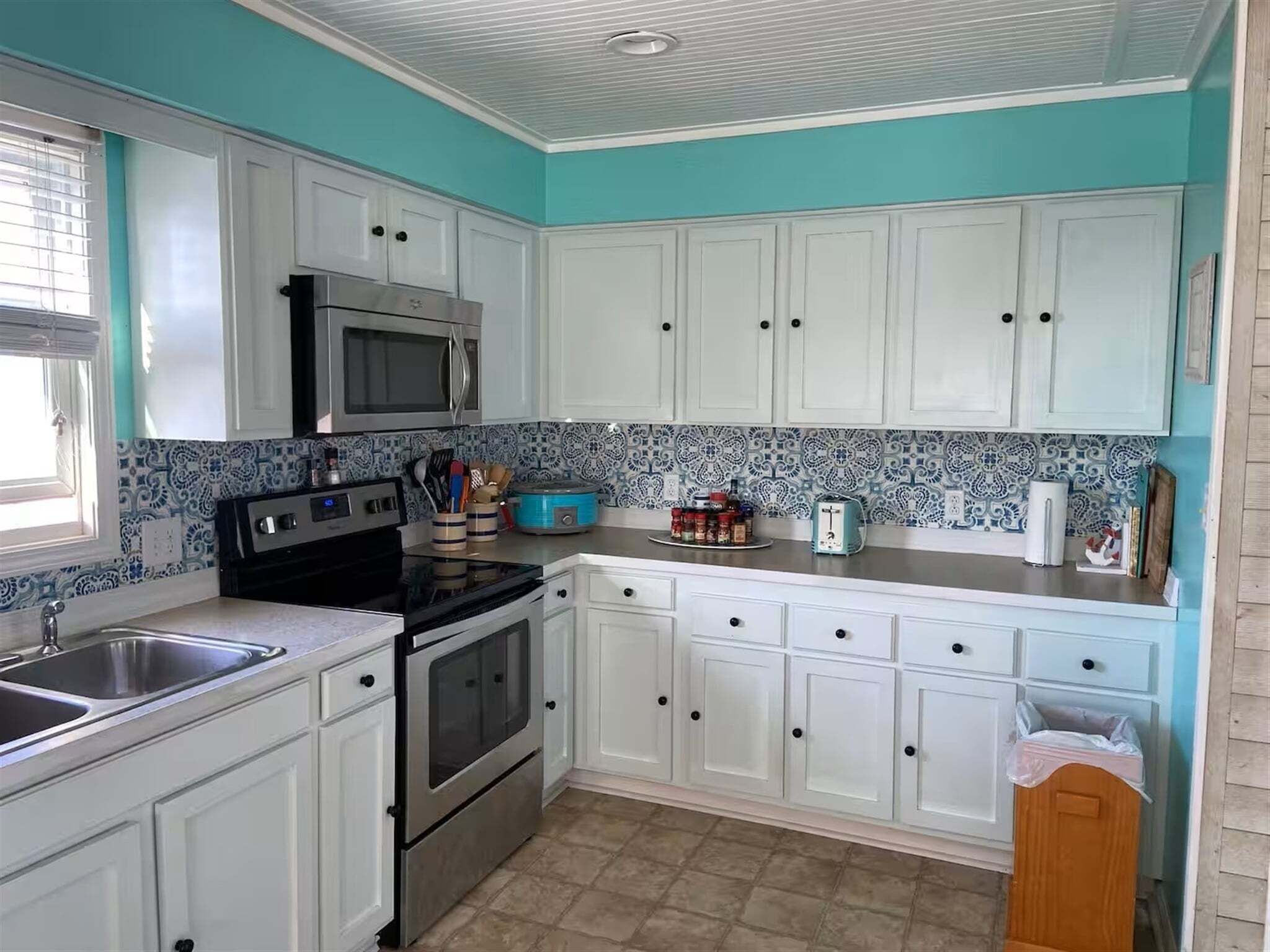 Cottage, 3 Bedrooms | Private kitchen | Fridge, coffee/tea maker