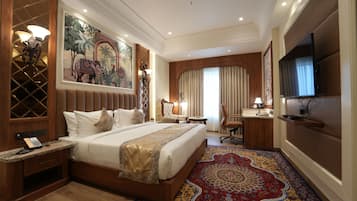 Luxury Suite, City View | Living area