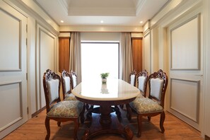 Phòng Suite Royal, quang cảnh thành phố | Khu vực ăn uống tại phòng