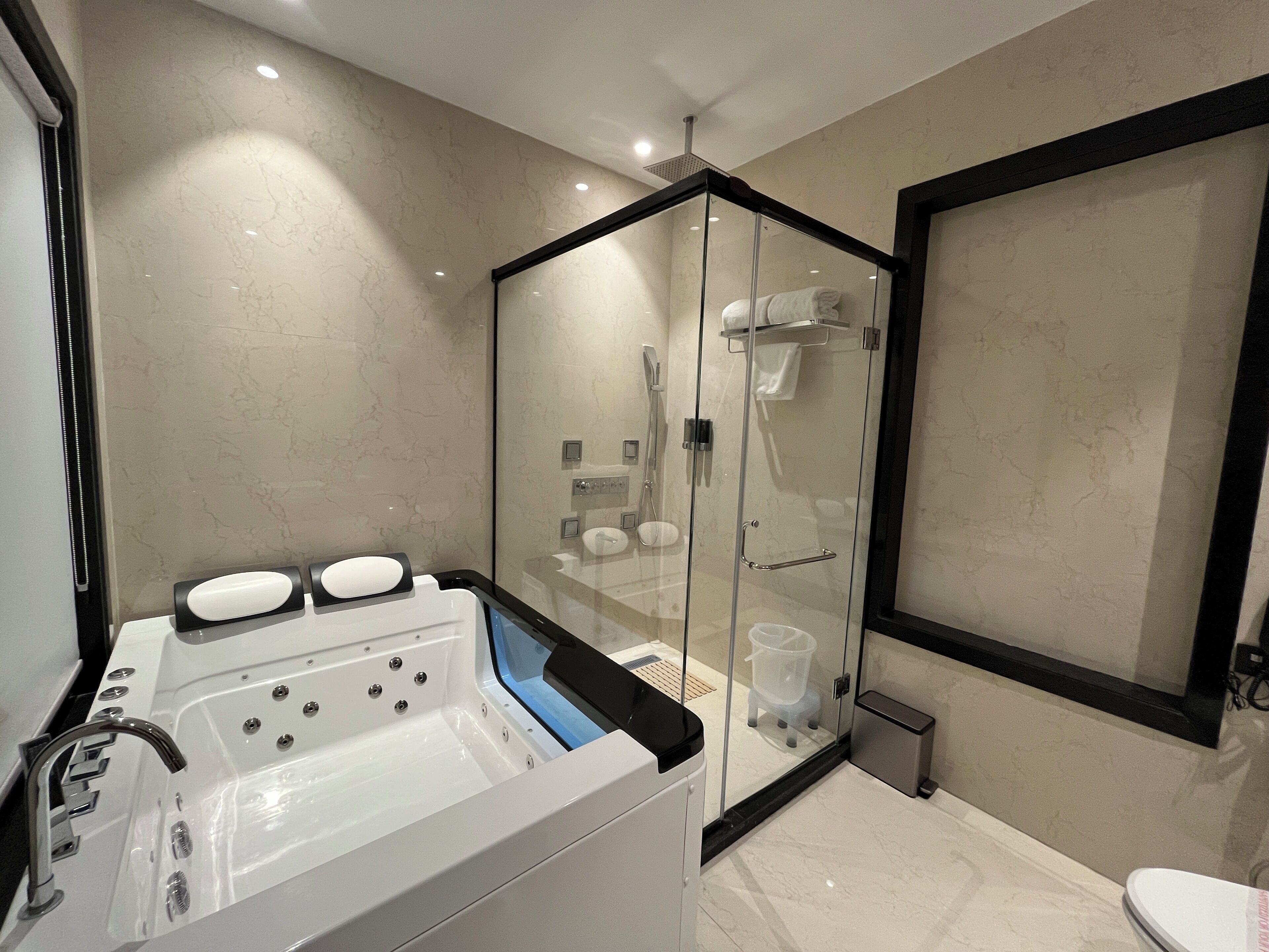 Suite empresarial, vista a la ciudad | Baño | Regadera, amenidades de baño gratuitas, secadora de cabello, pantuflas 