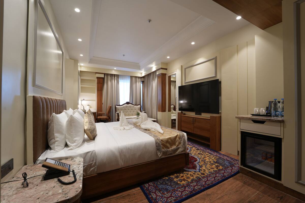 Minibar, in-room safe, iron/ironing board, WiFi (free)