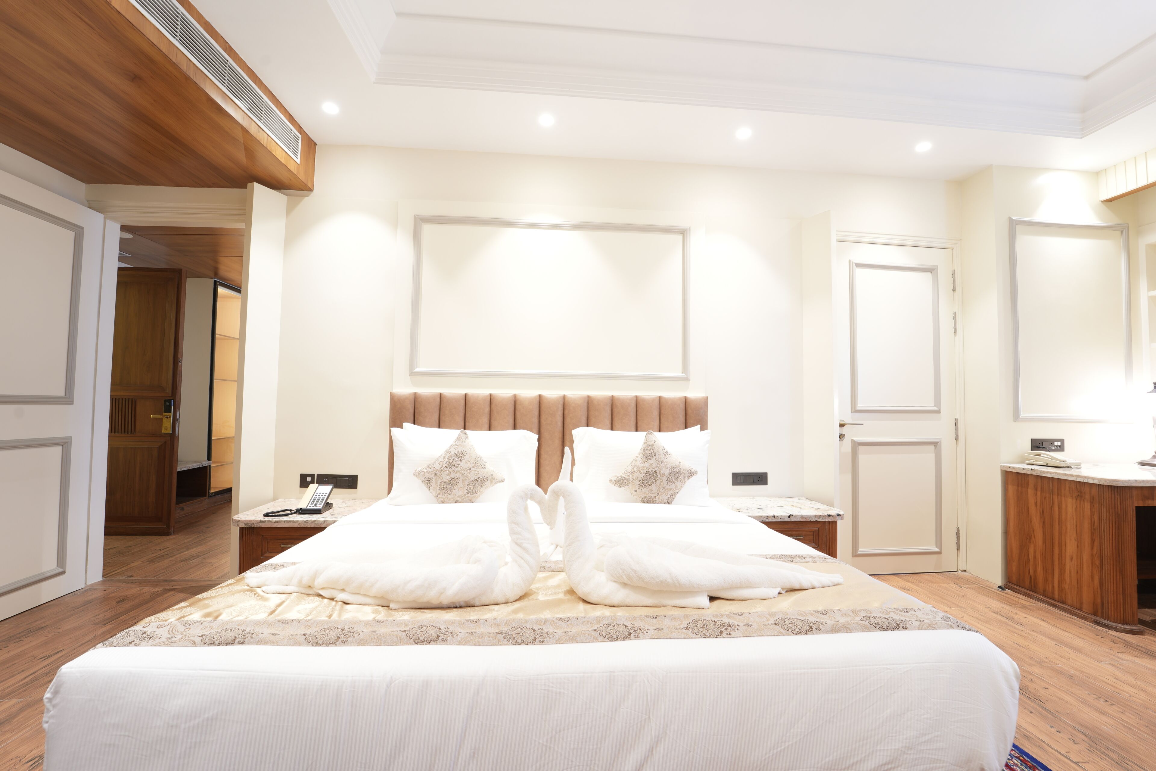 Skrivebord, skrivebord for bærbar PC og wi-fi (inkludert)