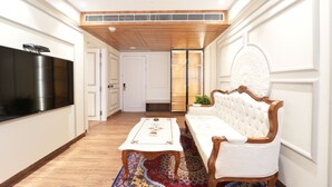 Una sala de estar moderna con una televisión de pantalla plana, un sofá, una mesa de centro y una alfombra estampada.