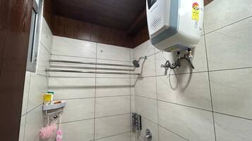 Apartment, 1 Bedroom, Accessible, Smoking | Bathroom