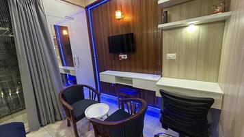 Apartment, 1 Bedroom, Accessible, Smoking | Living room