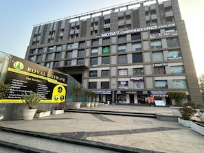 Property entrance - Spacious 1bhk for 6 Guests King & Sofa Beds Zirakpur,chandigarh,mohali,tricity (Dera Bassi)