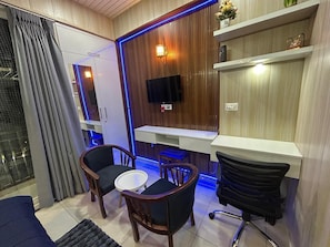 Living room - Spacious 1bhk for 6 Guests King & Sofa Beds Zirakpur,chandigarh,mohali,tricity (Dera Bassi)