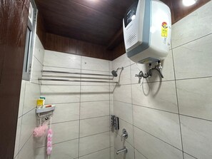 อพาร์ทเมนท์, 1 ห้องนอน, พร้อมสิ่งอำนวยความสะดวกสำหรับผู้พิการ, สูบบุหรี่ได้ | ห้องน้ำ