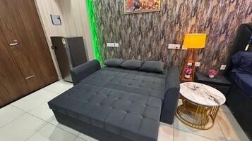 Apartment, 1 Bedroom, Accessible, Smoking | Living room