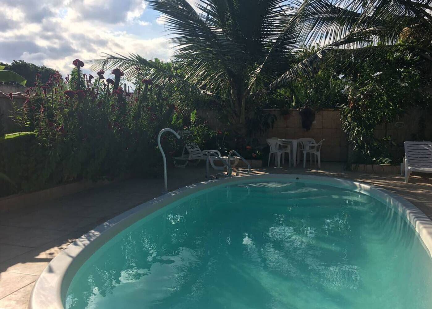 Comece sua viagem em Caraguá com um mergulho refrescante em nossa piscina