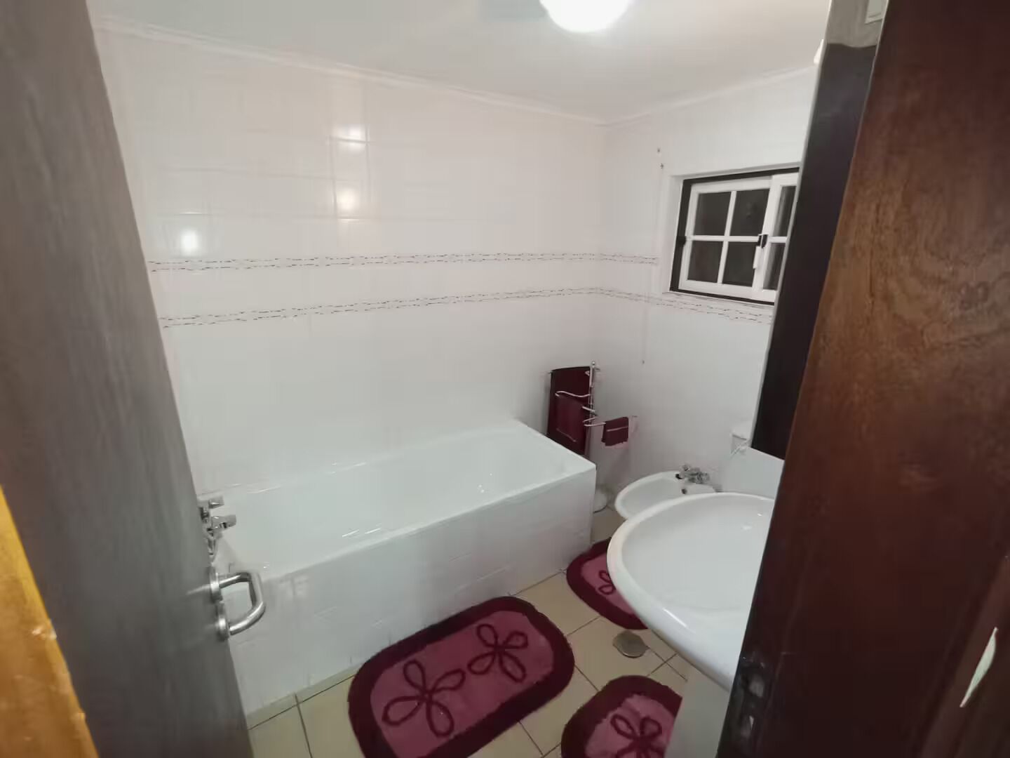 Bidet, asciugamani, sapone, carta igienica