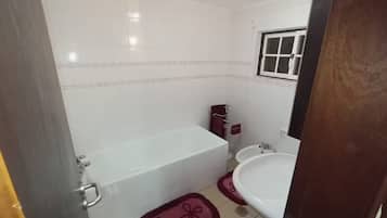 Bidet, asciugamani, sapone, carta igienica