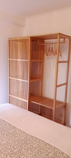 2 bedrooms, internet, bed sheets