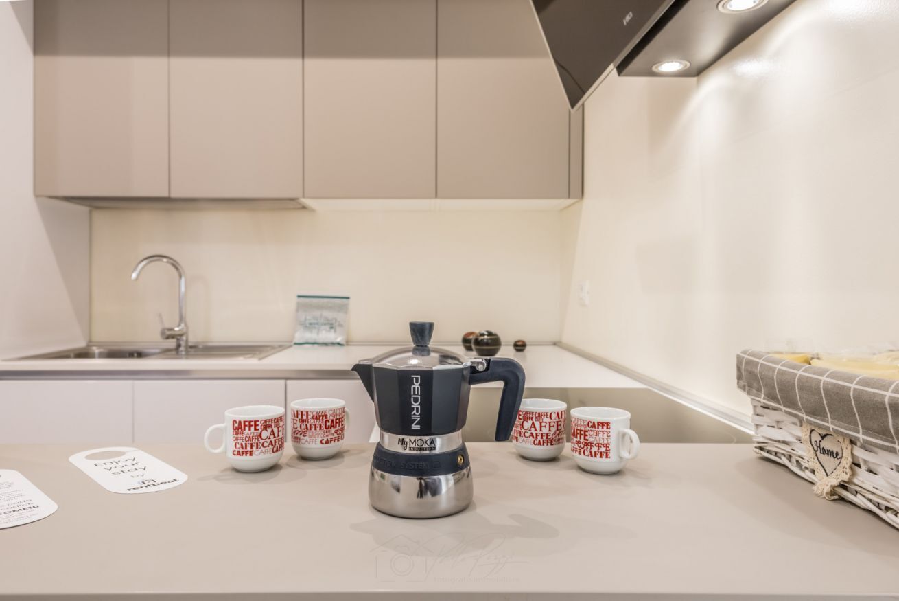 Kühlschrank, Mikrowelle, Geschirrspüler, Hochstuhl