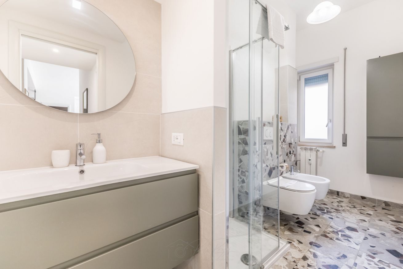 Doccia, bidet, asciugamani, shampoo