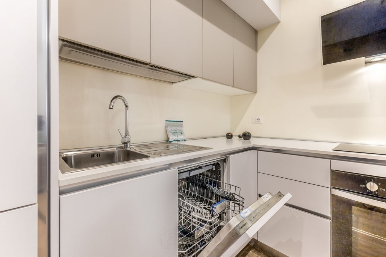 Réfrigérateur, micro-ondes, lave-vaisselle, chaise haute