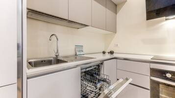 Réfrigérateur, micro-ondes, lave-vaisselle, chaise haute