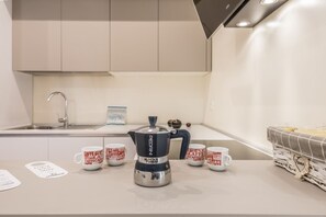 Kühlschrank, Mikrowelle, Geschirrspüler, Hochstuhl