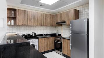 Apartamento luxo, 1 quarto, para não fumantes, sacada | Cozinha privada | Cafeteira/chaleira, chaleira elétrica, torradeira, mesas de jantar