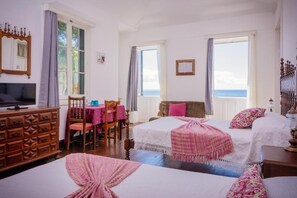 Iron/ironing board, internet, bed sheets - Vitorina Corte Guesthouse (Funchal)