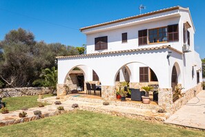Exterior - Holiday Home Can Monxu in Cala Llombards with pool and sea view (Cala Llombards)