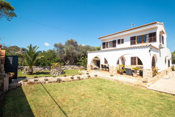 Exterior - Holiday Home Can Monxu in Cala Llombards with pool and sea view (Cala Llombards)