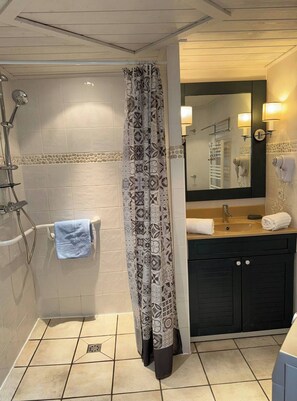 Shower, hair dryer, towels, soap - Studio le Beach du lac d'Annecy, feet in the water (Duingt)