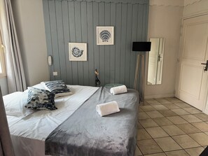 1 chambre, fer et planche à repasser, accès à Internet, literie fournie