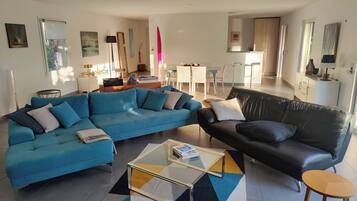 Télévision, livres, chaîne hi-fi