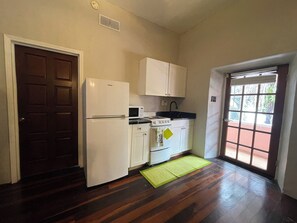 Microondas, horno y placa de cocina