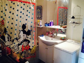 مناشف، صابون، ورق حمّام