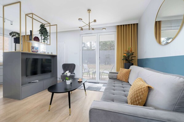 Una televisión, una oficina