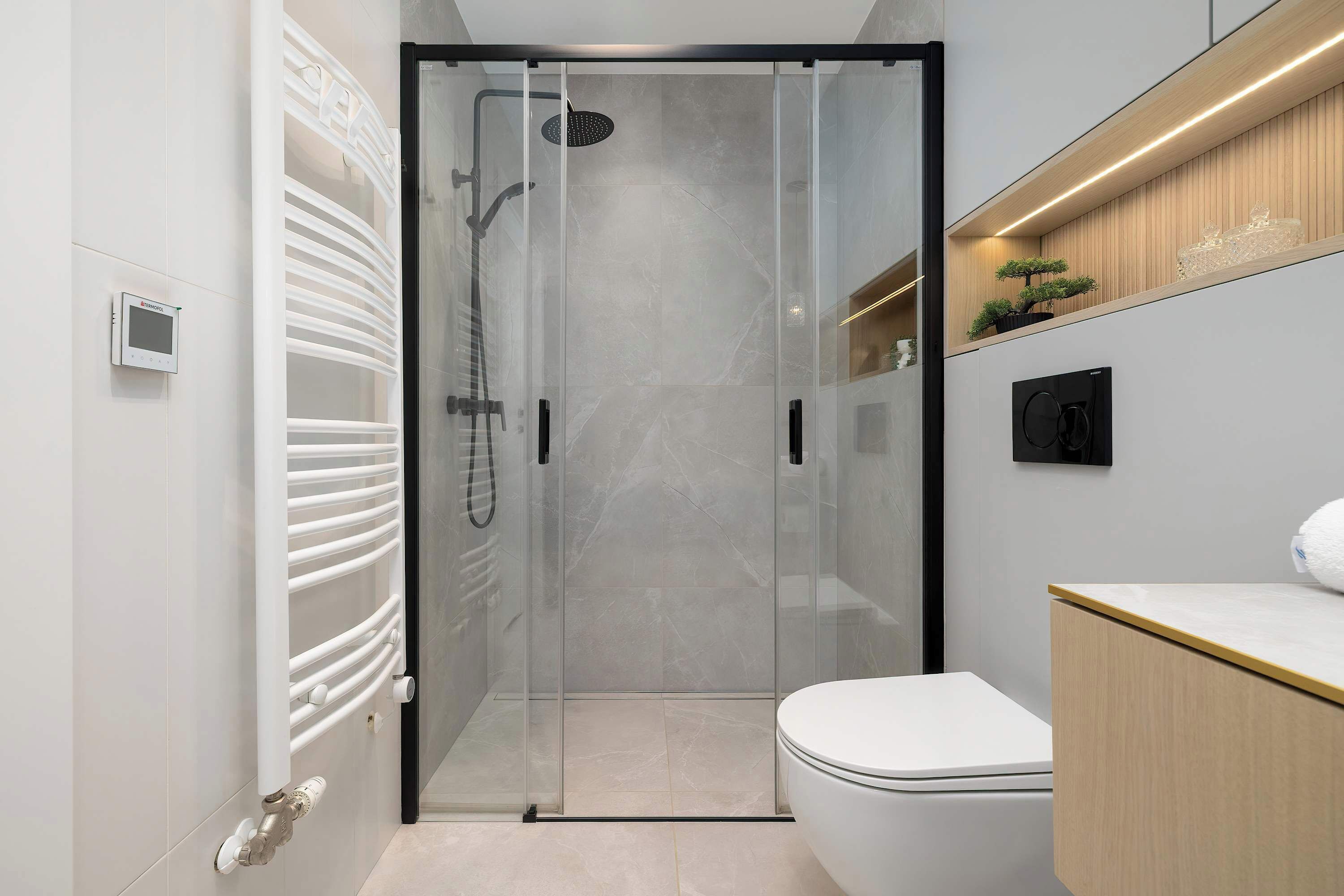 Een douche, een haardroger, shampoo