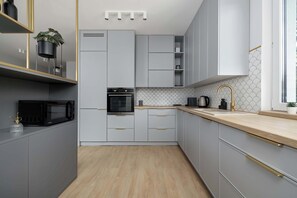 Frigorífico, microondas, horno y placa de cocina