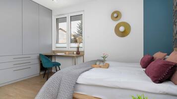 Bureau, fer et planche à repasser, lit parapluie, Wi-Fi