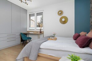 Escritorio, tabla de planchar con plancha, cuna de viaje y wifi