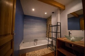 Shower, hair dryer, toilet paper