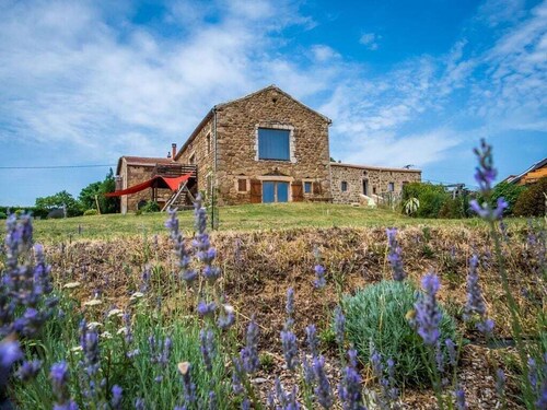 Grand Gîte en Ardèche Nord pour groupes – piscine naturelle, jusqu’à 26 pers.