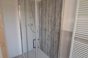 Een douche, een haardroger, een bidet, handdoeken