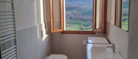 Dusche, Haartrockner, Bidet, Handtücher