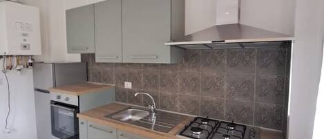 Un four, surface de cuisson, bouilloire électrique, grille-pain