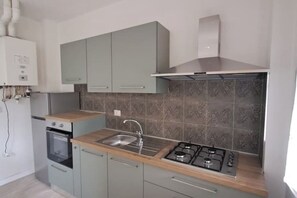 Een oven, een kookplaat, een waterkoker, een broodrooster