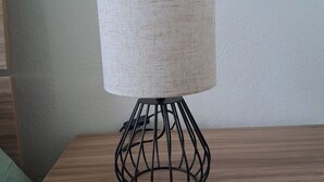 A table lamp with a cylindrical shade and a wireframe base. - Casa i Sodi - Relaxation with mountain views (Castiglione dei Pepoli)